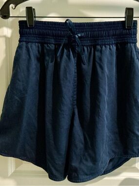 Lululemon women’s shorts SZ 4 navy
